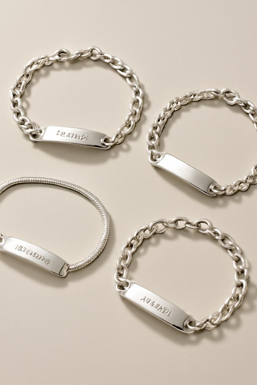 découvrez notre comparaison détaillée entre les gourmettes pandora et links of london, adaptées à tous les styles et occasions. trouvez le bracelet parfait qui reflète votre personnalité.