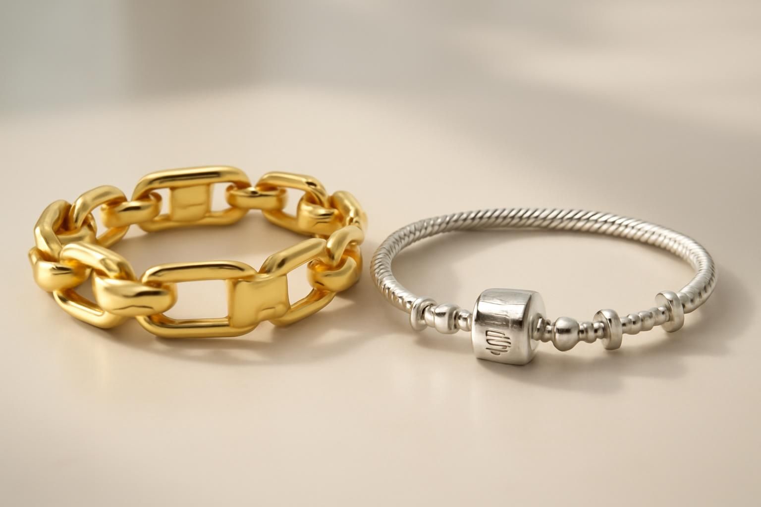 découvrez notre comparaison détaillée entre les gourmettes haut de gamme piaget et pandora pour choisir la meilleure option et réussir votre achat avec élégance.