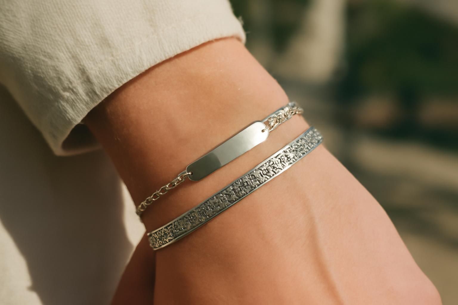 découvrez les différences entre une gourmette et un bracelet, leurs styles, usages et significations pour bien choisir votre bijou.