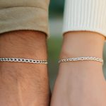 découvrez sur quel poignet porter une gourmette pour sublimer votre style et respecter les traditions.