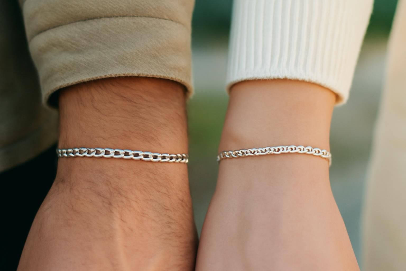 découvrez sur quel poignet porter une gourmette pour sublimer votre style et respecter les traditions.