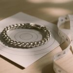 découvrez nos conseils pratiques pour choisir la taille idéale d'une gourmette à offrir, afin de faire un cadeau personnalisé et parfaitement adapté.