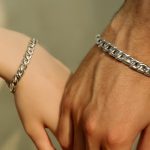 découvrez dans quel sens porter une gourmette pour respecter les traditions et ajouter une touche d'élégance à votre style.