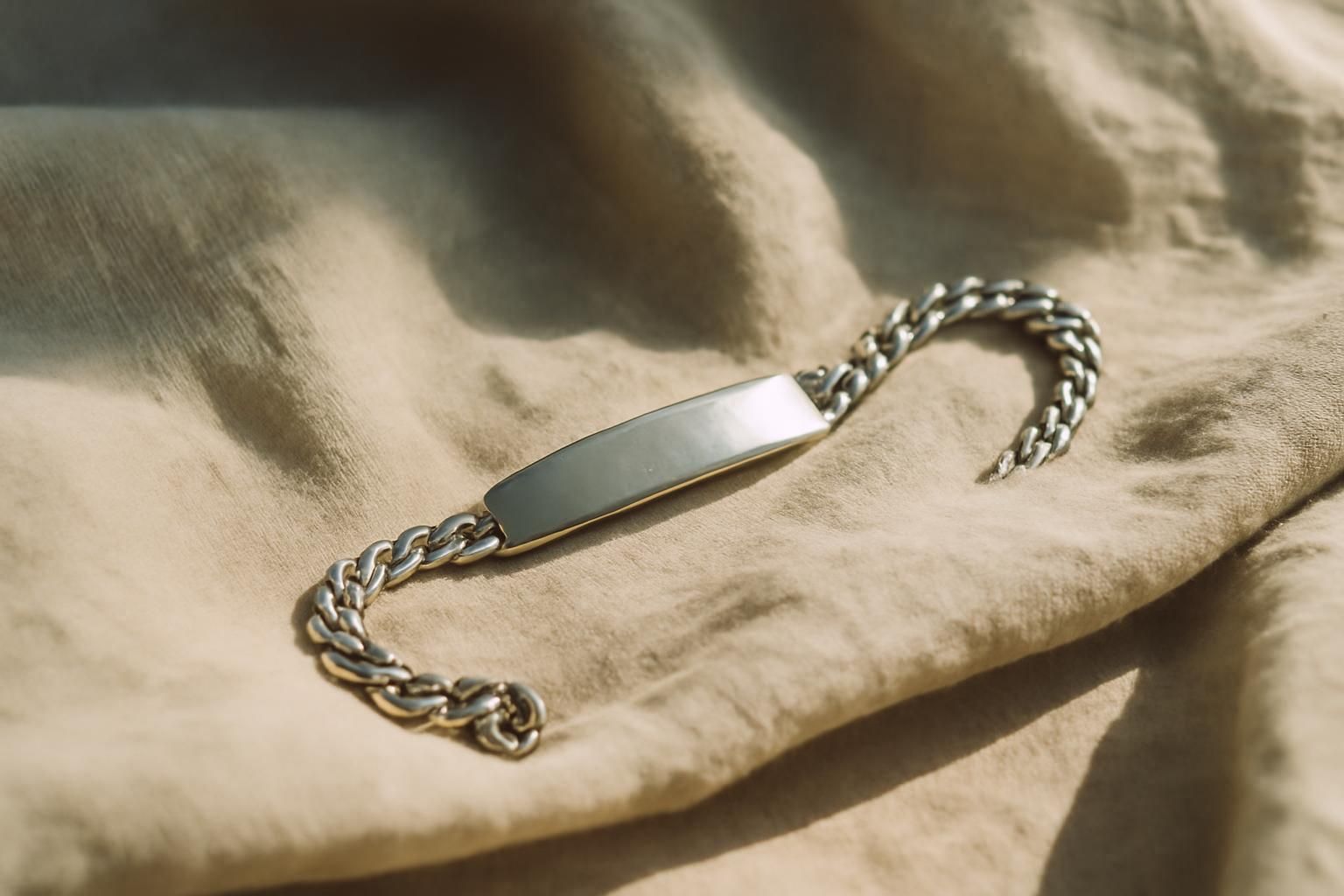 découvrez des idées originales et touchantes pour graver sur une gourmette et la rendre vraiment personnelle, symbolisant votre lien unique.