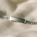 découvrez des idées originales et personnalisées pour graver une gourmette de baptême, alliant émotion et tradition pour un souvenir unique.