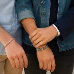 découvrez comment choisir la gourmette idéale pour un homme en fonction de son style, que ce soit classique, moderne ou décontracté, pour un look parfaitement assorti.